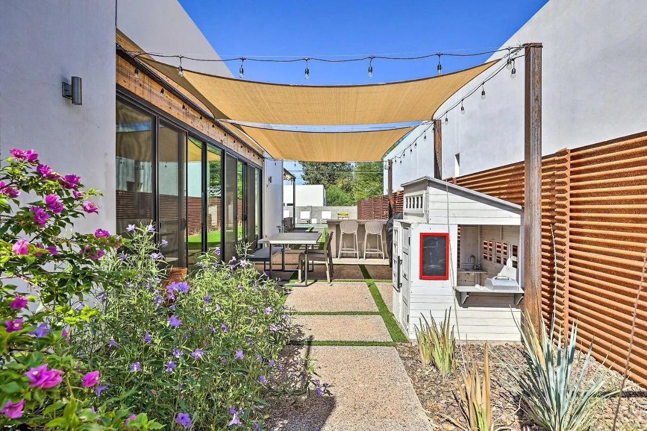 Convenient Phoenix Home With Heated Pool And Grill! 0*,  USA