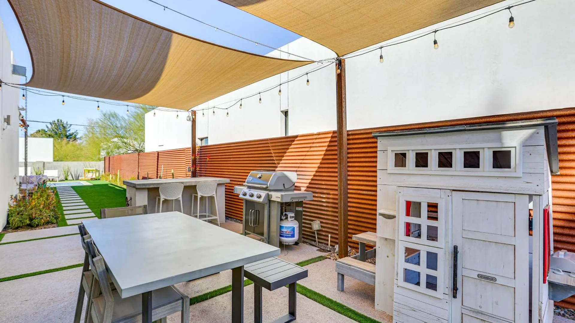 Convenient Phoenix Home With Heated Pool And Grill!